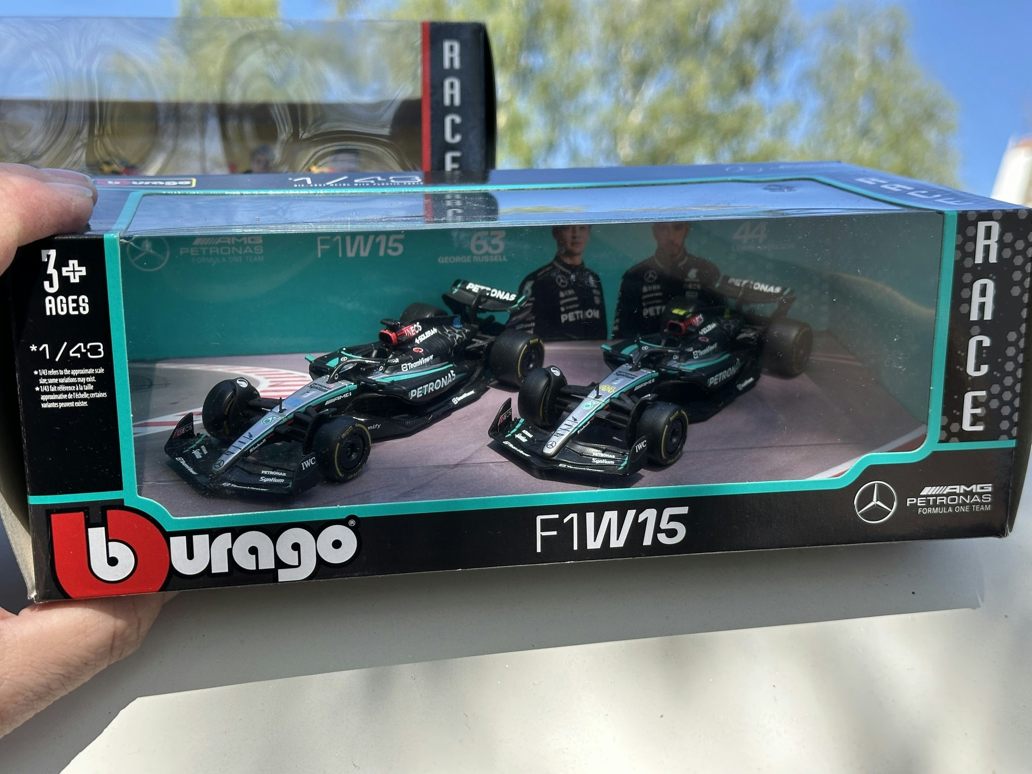 Skala 1/43 Mercedes AMG W15, Formel 1, 2024, Set w 2 cars fr Bburago 38201