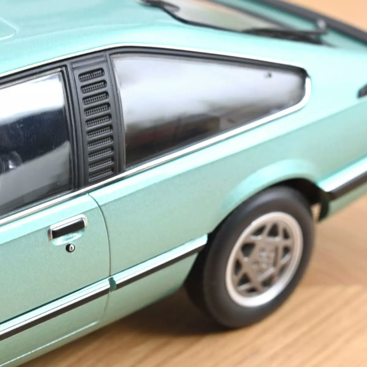 Skala 1/18 Opel Monza 2.5 E 1983 Beryll Green metallic fr Norev