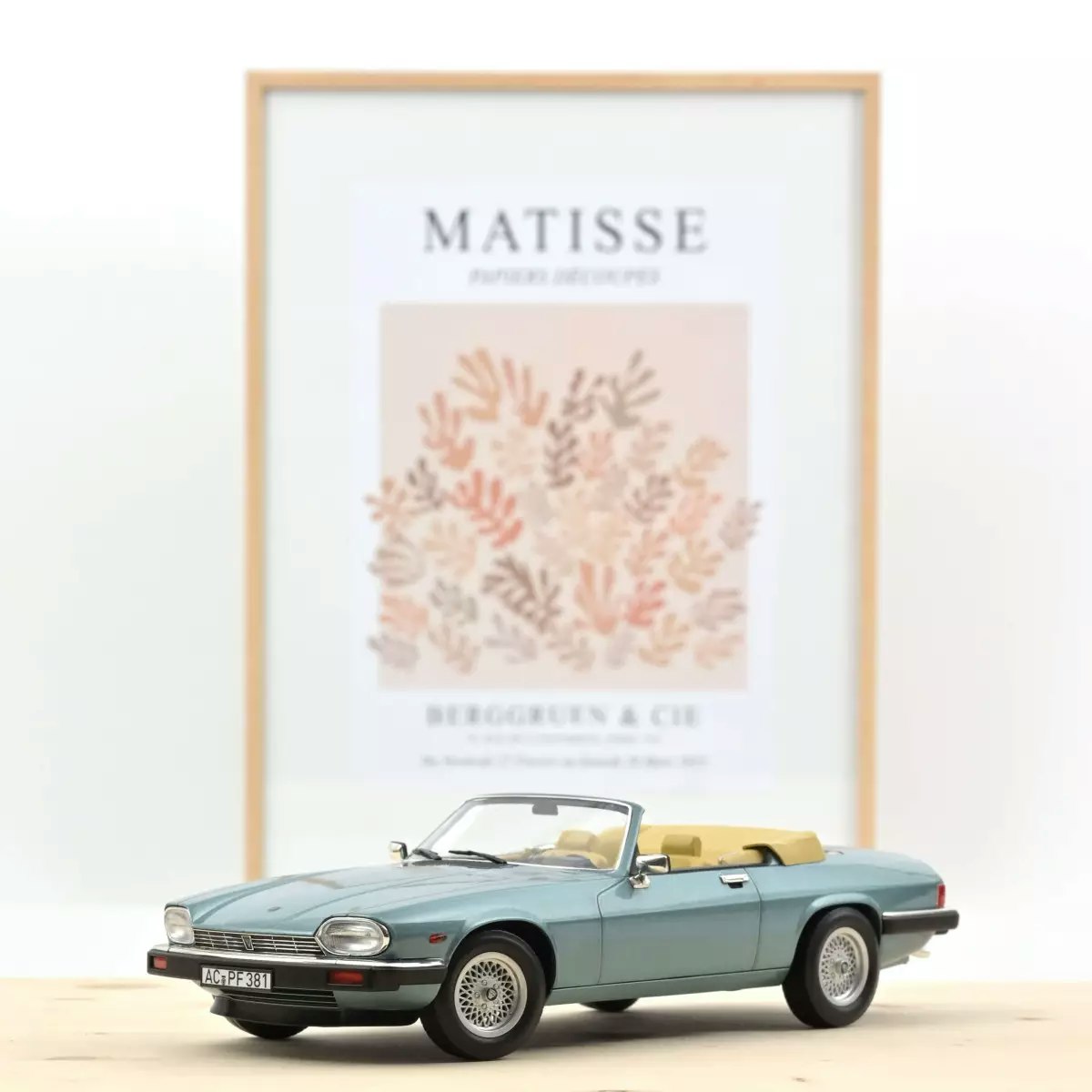 Skala 1/18 Jaguar XJ-S 5.3 H.E. Convertible 1988 Light Blue metallic fr Norev