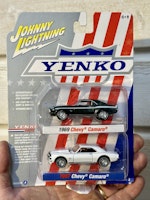 Skala 1/64 2-pack Chevy Camaro 69  & Camaro 67 YENKO fr Johnny Lightning