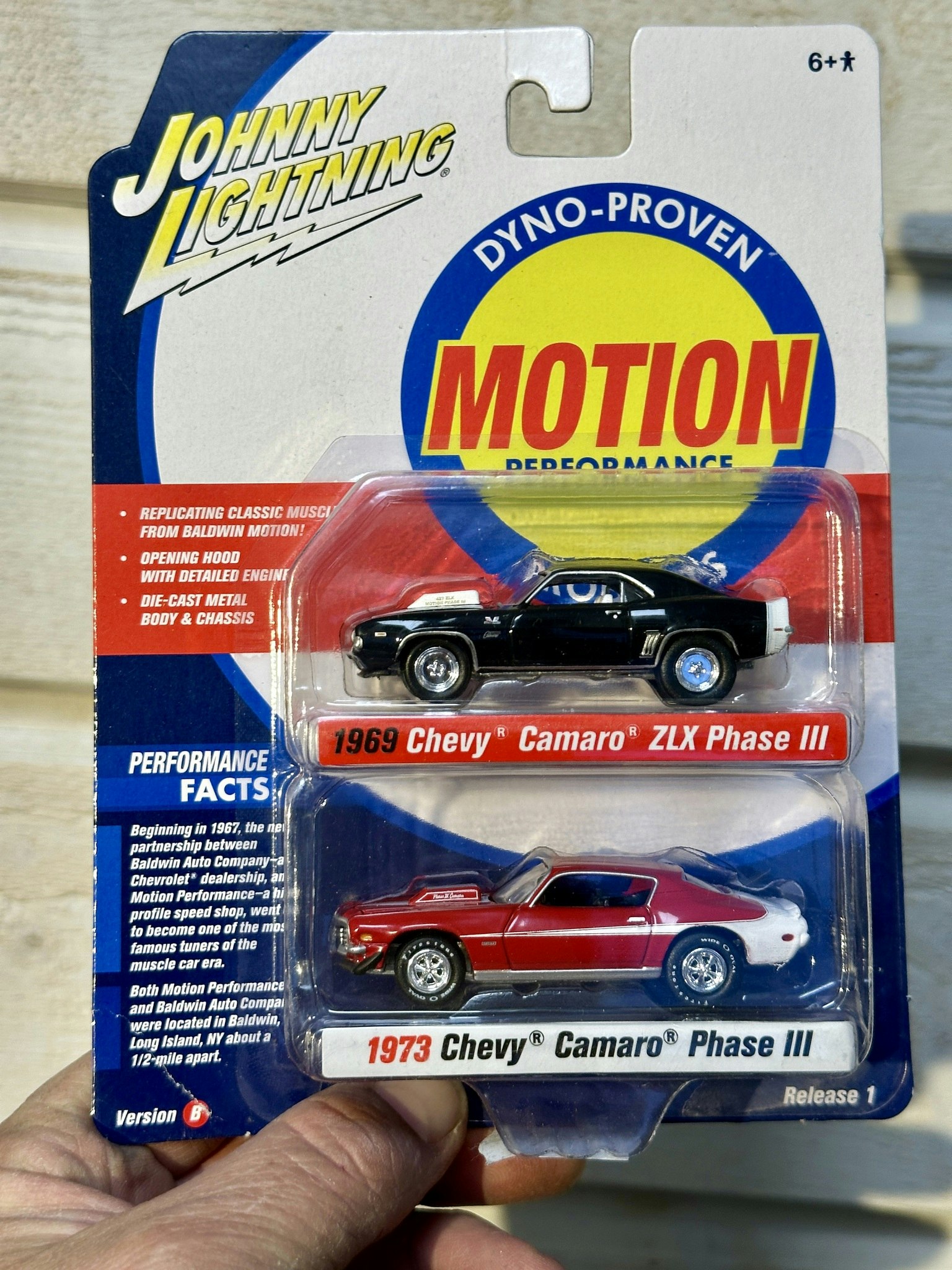 Skala 1/64 2-pack Chevy Camaro 69  & Camaro 73 Phase III Motion Performance fr Johnny Lightning