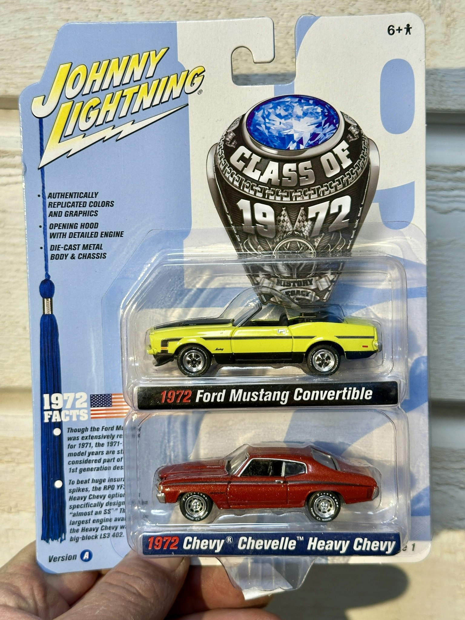 Skala 1/64 2-pack Ford Mustang Conv 72 & Chevy Chevelle 72 Heavy Chevy "Class of 72" fr Johnny Lightning