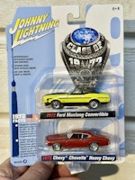 Skala 1/64 2-pack Ford Mustang Conv 72 & Chevy Chevelle 72 Heavy Chevy "Class of 72" fr Johnny Lightning