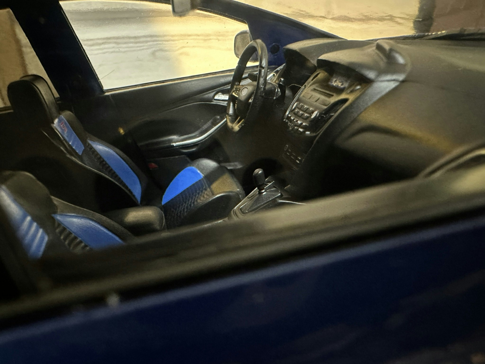 Skala 1/18 Ford Focus ST kombi, mörkblå, 2015 fr IXO Model