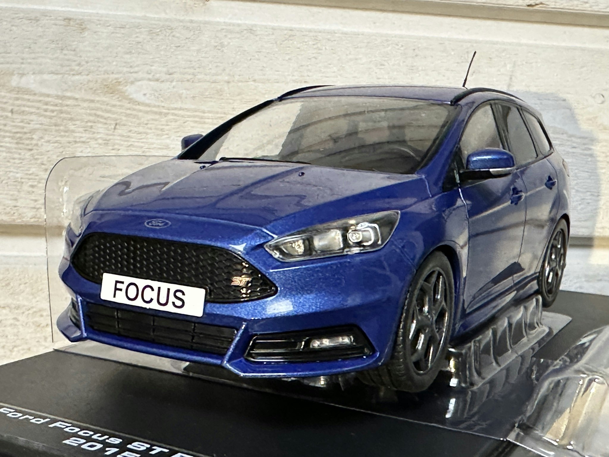 Skala 1/18 Ford Focus ST kombi, mörkblå, 2015 fr IXO Model