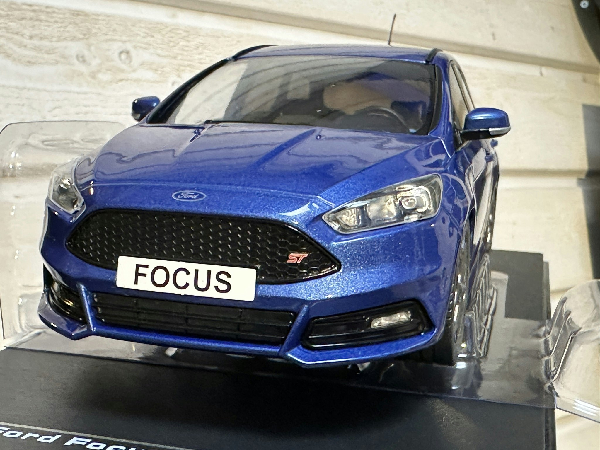 Skala 1/18 Ford Focus ST kombi, mörkblå, 2015 fr IXO Model