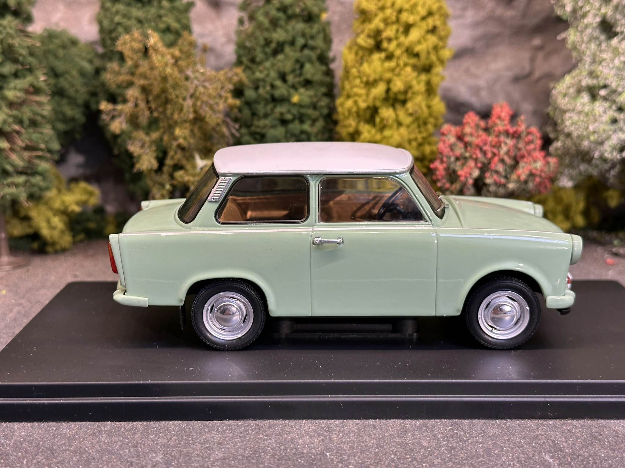 Skala 1/24 Trabant 601 (1965) fr WhiteBox
