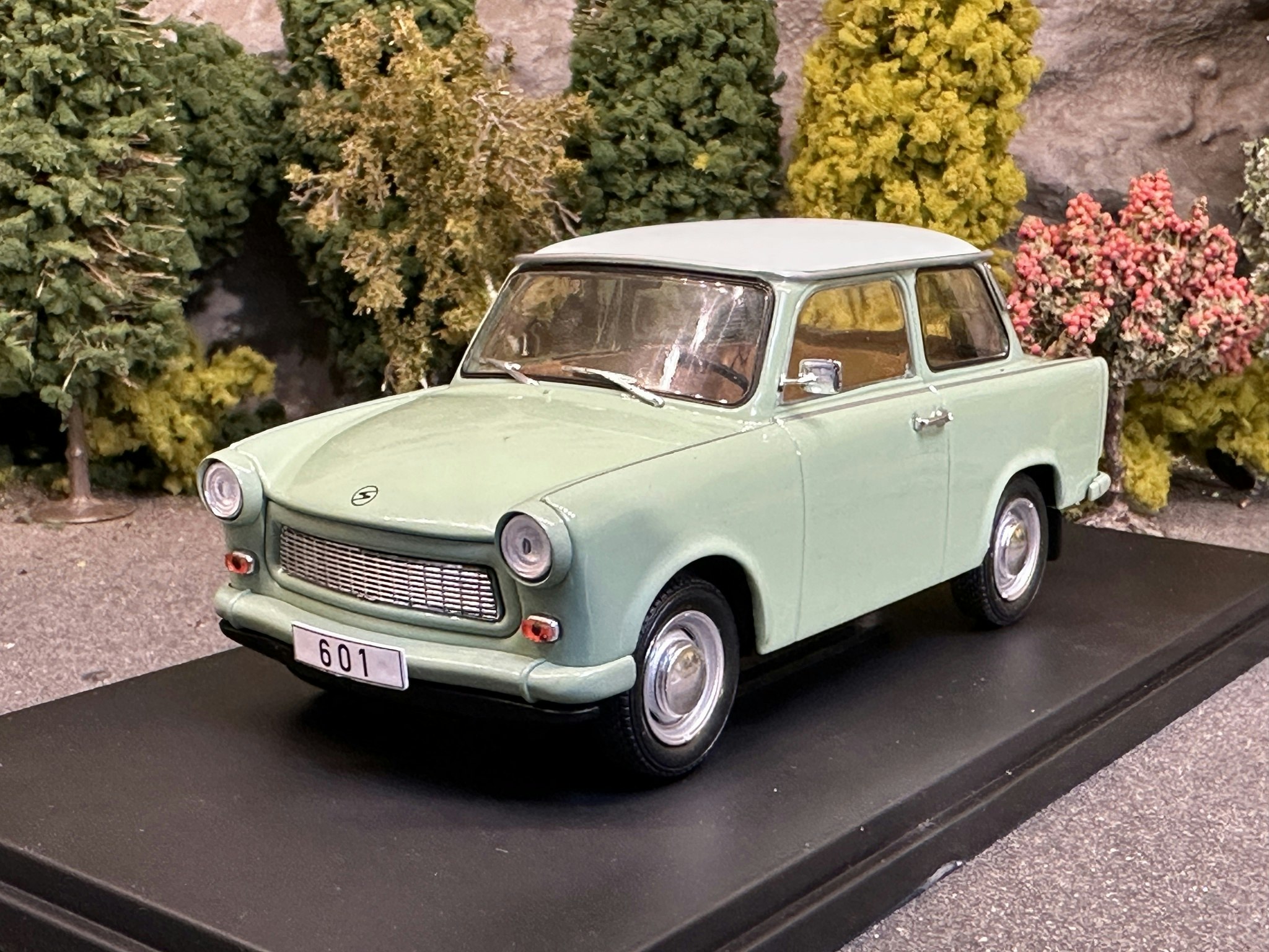 Skala 1/24 Trabant 601 (1965) fr WhiteBox