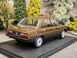 Skala 1/24 Peugeot 305 (1977) fr WhiteBox