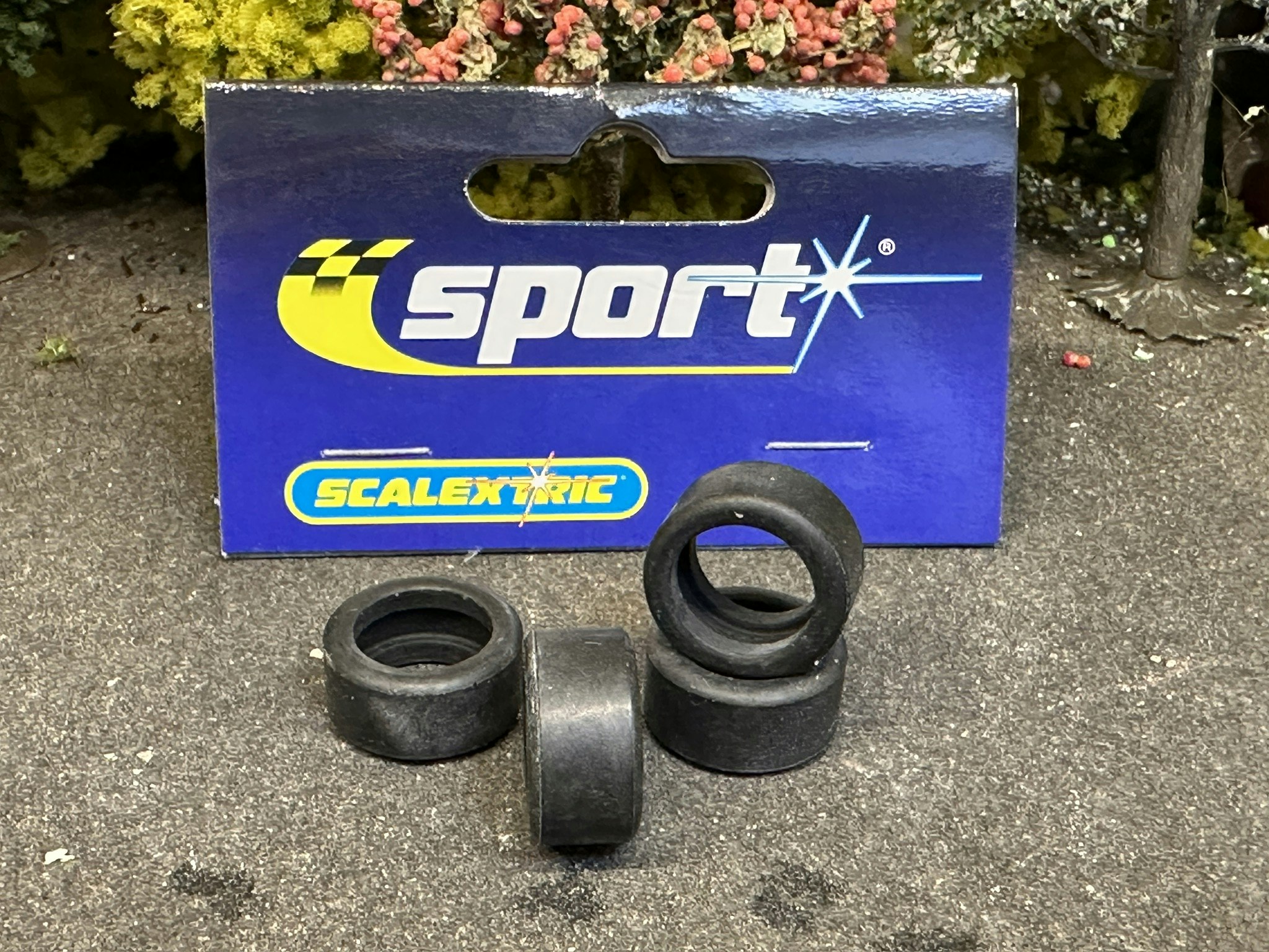 Skala 1/32 Accessories/Tillbehör W9598 t Scalextric: Däck/Tyres i 4-pack