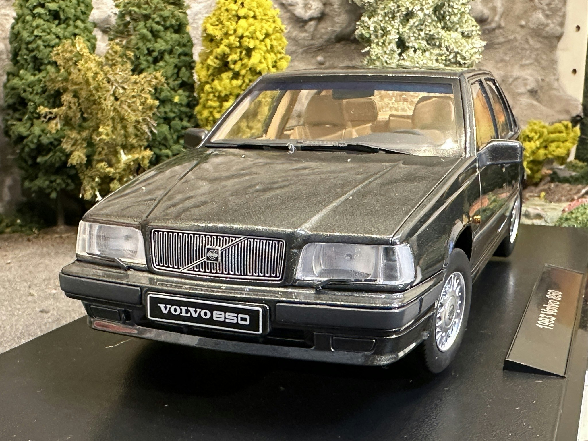 Skala 1/18 Volvo 850, Dark grey metallic Triple9 Collection
