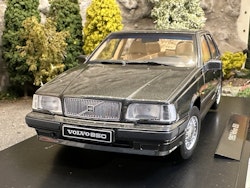 Skala 1/18 Volvo 850, Dark grey metallic Triple9 Collection