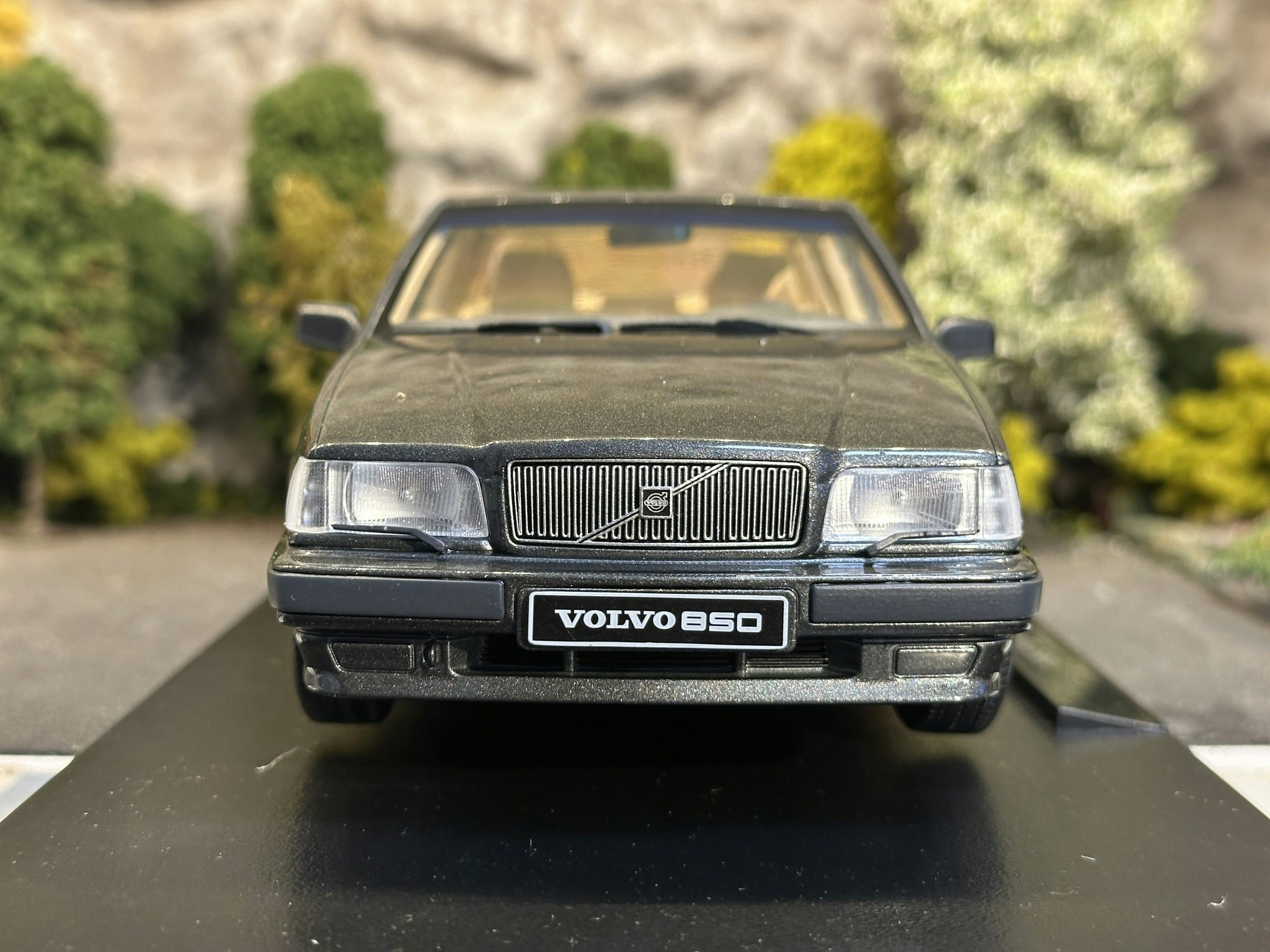 Skala 1/18 Volvo 850, Dark grey metallic Triple9 Collection