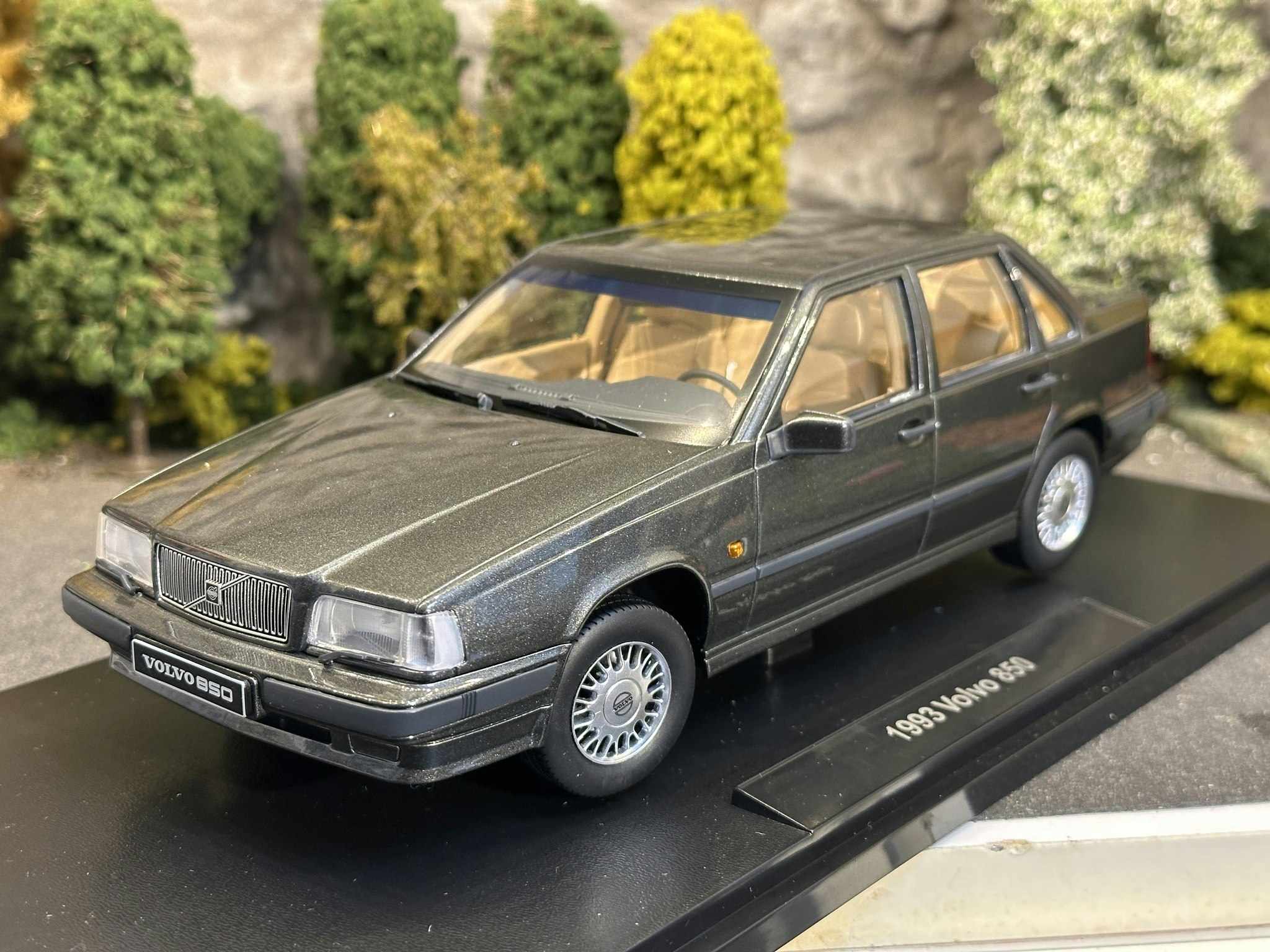 Skala 1/18 Volvo 850, Dark grey metallic Triple9 Collection