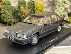 Skala 1/18 Volvo 850, Dark grey metallic Triple9 Collection