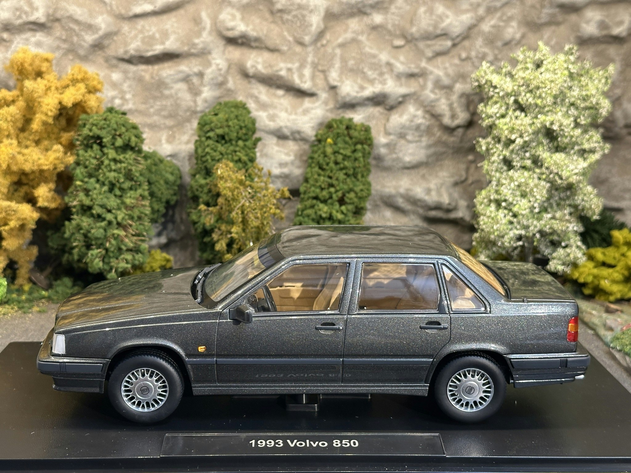 Skala 1/18 Volvo 850, Dark grey metallic Triple9 Collection