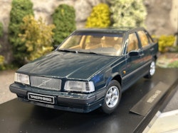 Skala 1/18 Volvo 850, Dark green metallic Triple9 Collection