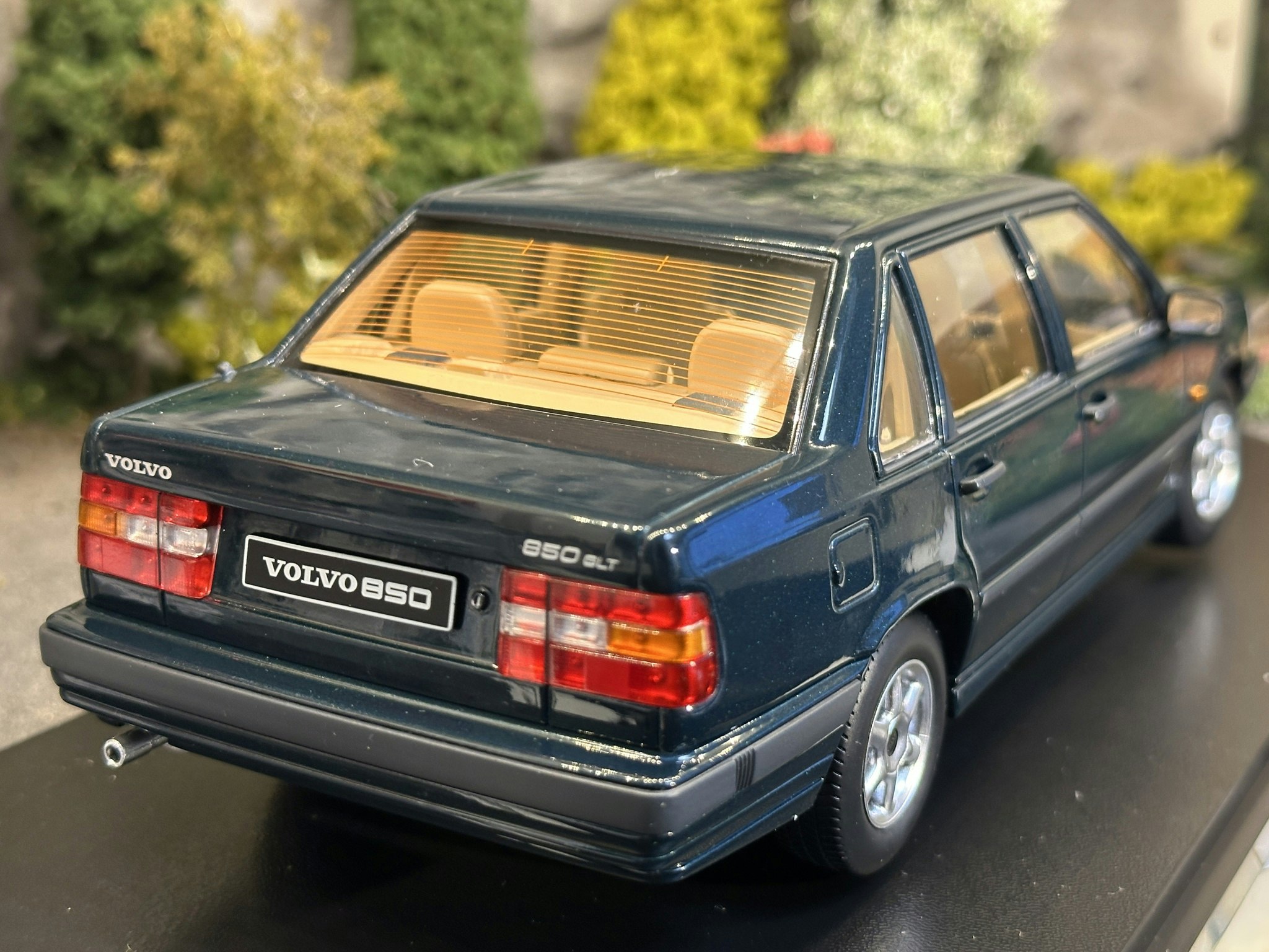 Skala 1/18 Volvo 850, Dark green metallic Triple9 Collection