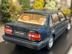 Skala 1/18 Volvo 850, Dark green metallic Triple9 Collection
