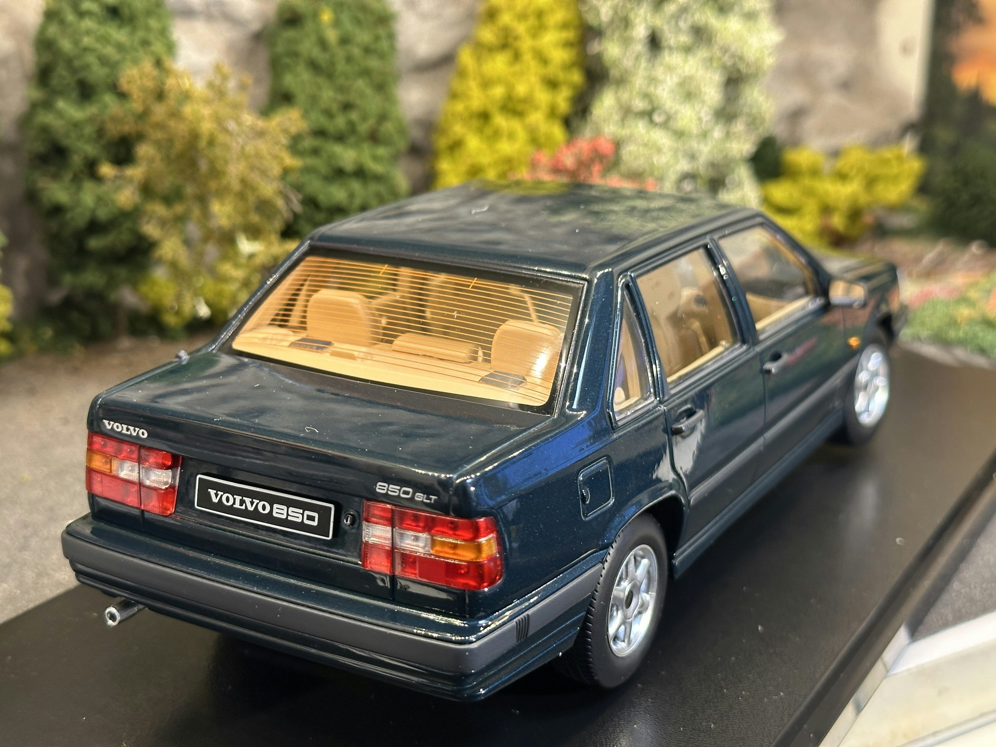 Skala 1/18 Volvo 850, Dark green metallic Triple9 Collection