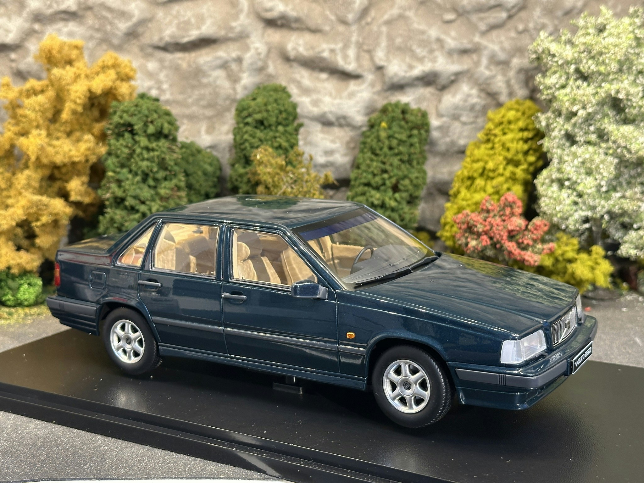 Skala 1/18 Volvo 850, Dark green metallic Triple9 Collection