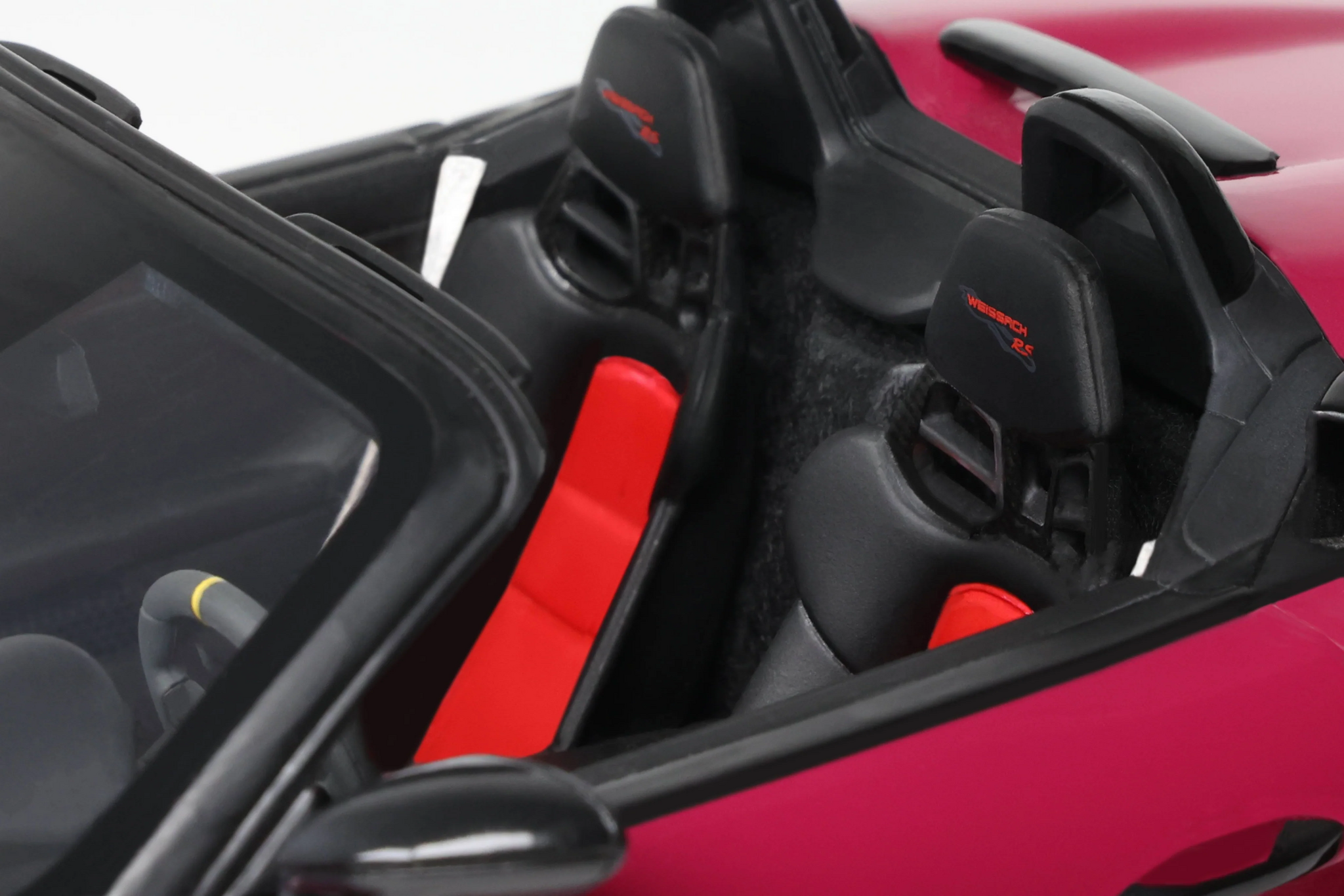 Skala 1/18 Porsche 718 Spyder RS Weissach Pack (Ruby Star Neo) fr GT Spirit (GT486)