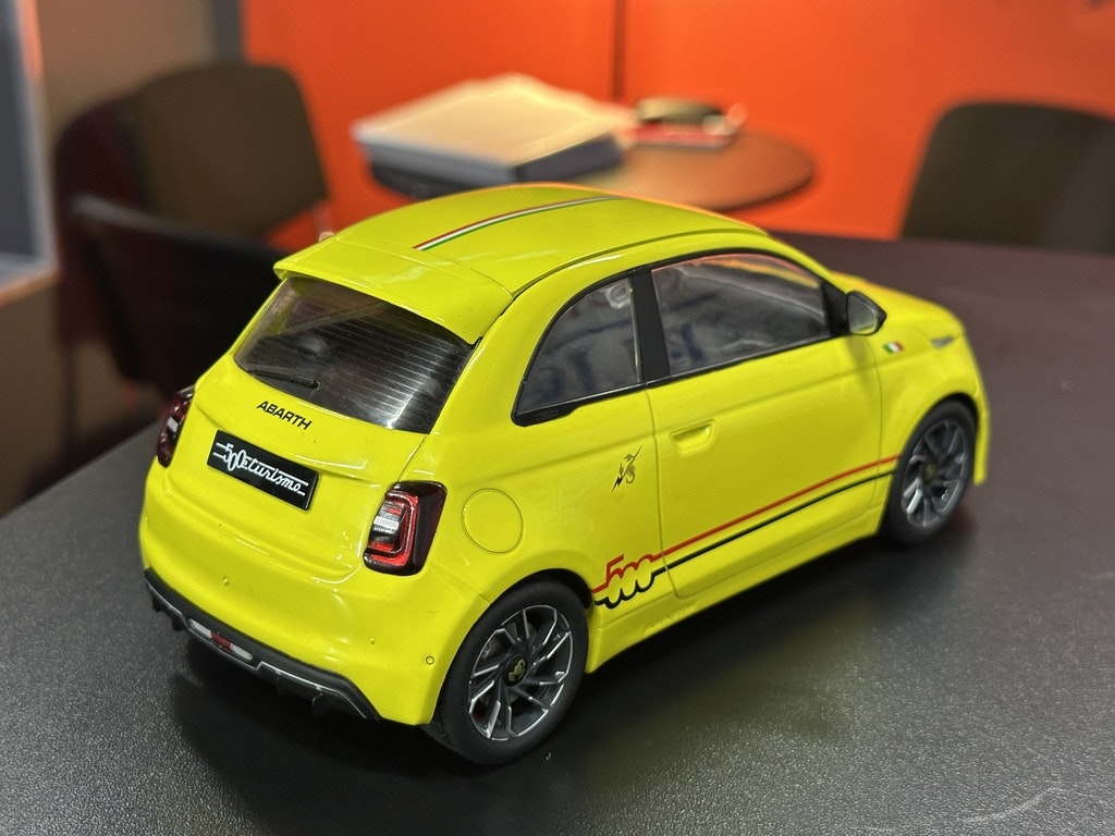 Skala 1/18 Fiat 500e Abarth, yellow fr IXO Models & MCG