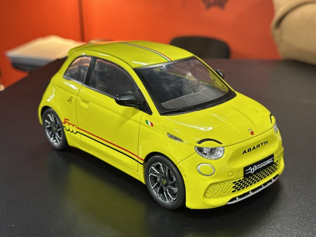 Skala 1/18 Fiat 500e Abarth, yellow fr IXO Models & MCG
