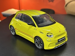 Skala 1/18 Fiat 500e Abarth, yellow fr IXO Models & MCG