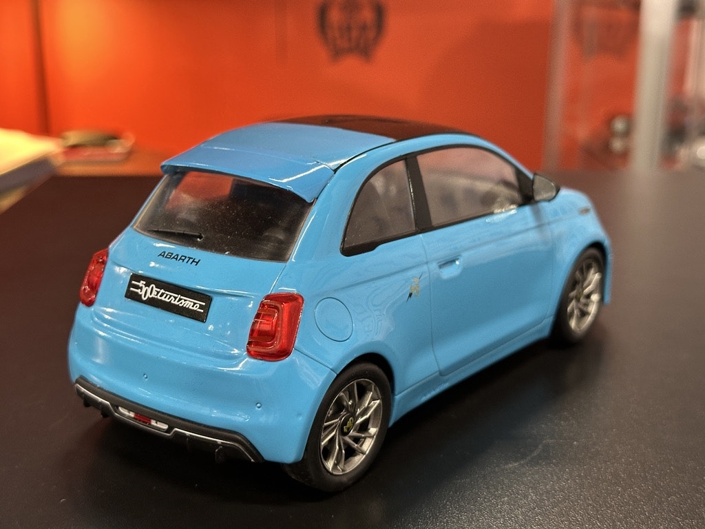 Skala 1/18 Fiat 500e Abarth, Light blue fr IXO Models & MCG