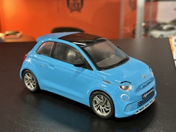 Skala 1/18 Fiat 500e Abarth, Light blue fr IXO Models & MCG