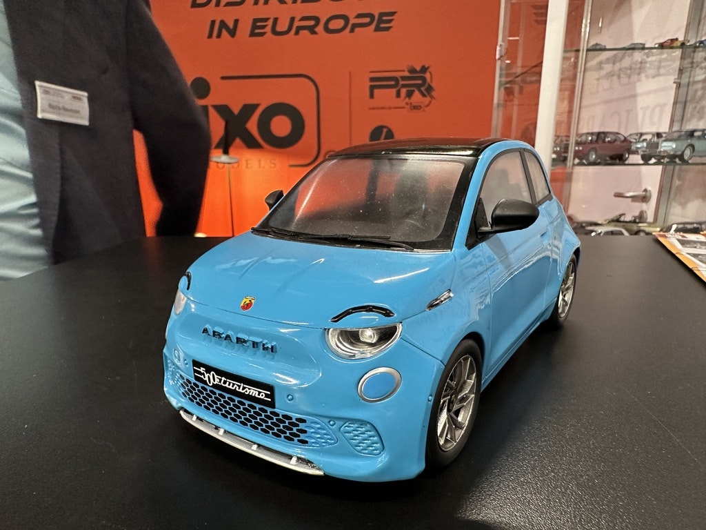 Skala 1/18 Fiat 500e Abarth, Light blue fr IXO Models & MCG