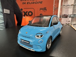 Skala 1/18 Fiat 500e Abarth, Light blue fr IXO Models & MCG