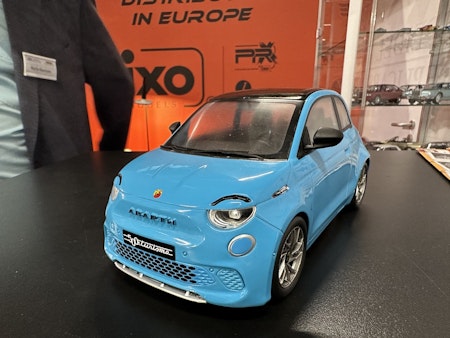 Skala 1/18 Fiat 500e Abarth, Light blue fr IXO Models & MCG
