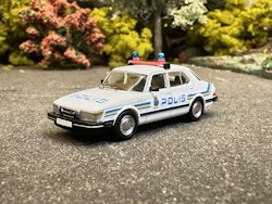 Skala 1/87 - SAAB 900 Polis, Swedish Police Car "Hockeyklubban" fr PCX87