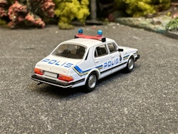 Skala 1/87 - SAAB 900 Polis, Swedish Police Car "Hockeyklubban" fr PCX87