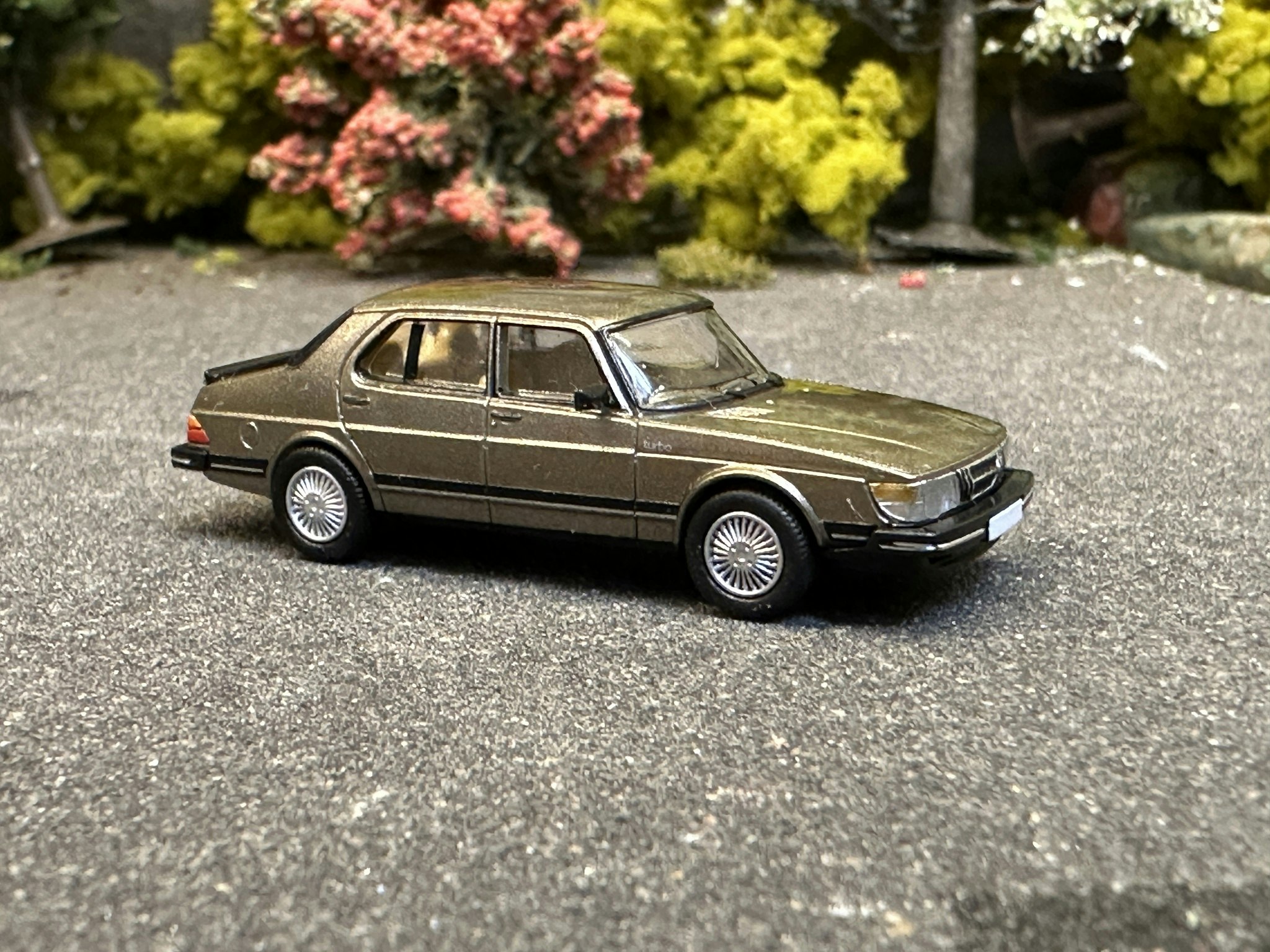 Skala 1/87 - SAAB 900 sedan, Brown met. fr PCX87