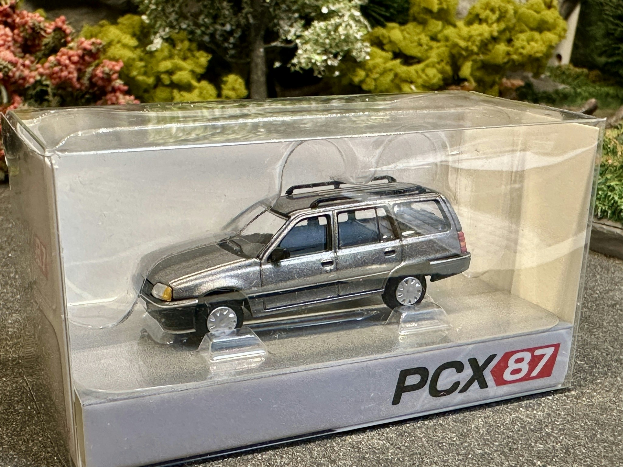 Skala 1/87 - Opel Kadett E Caravan, Met Grey. fr PCX87