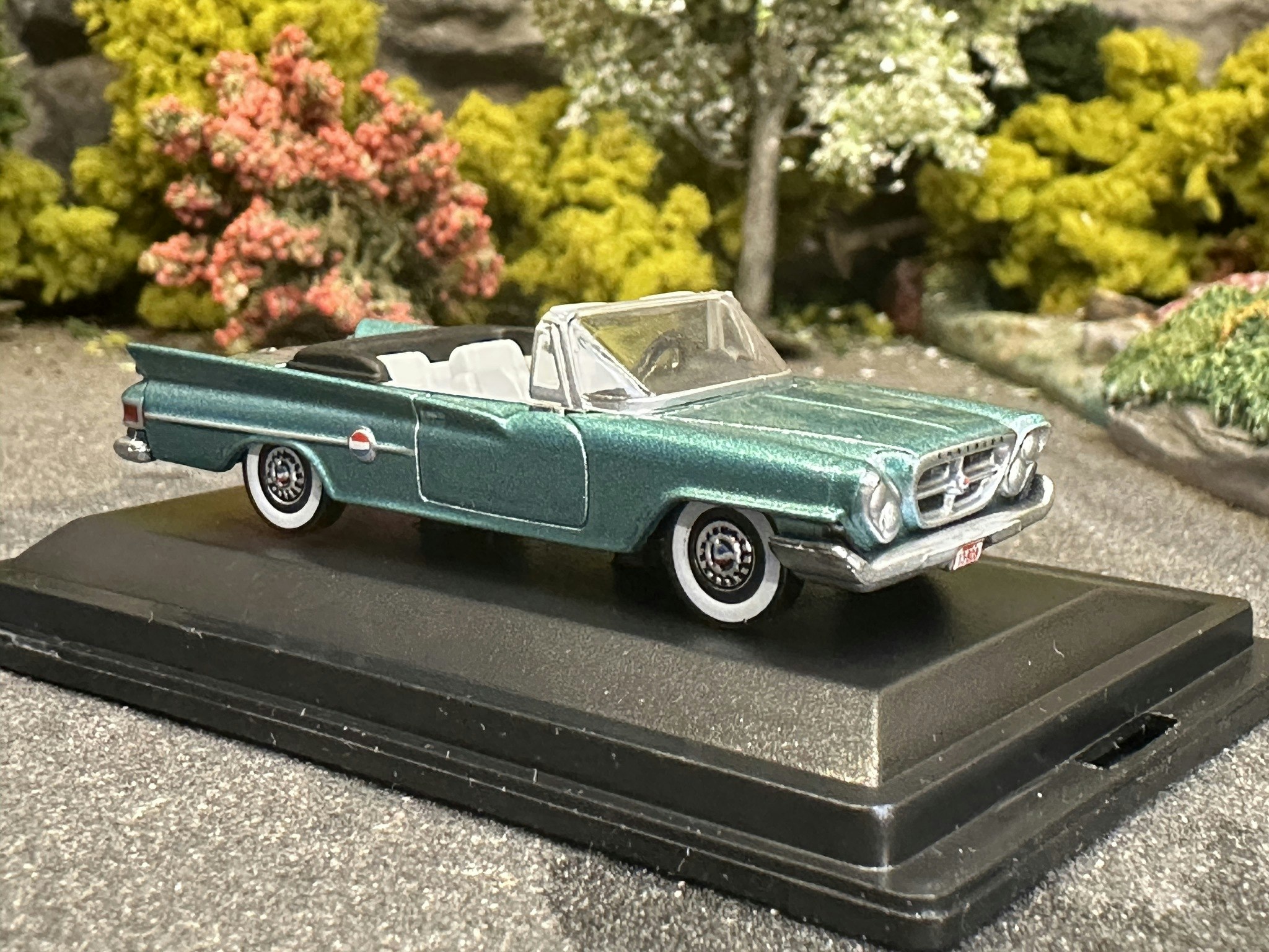 Skala 1/87 Chrysler 300 Convertible 1961 (Open) Pinewood green fr Oxford