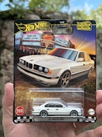 Skala 1/64 Hot Wheels Premium, Boulevard: BMW M5 1991'