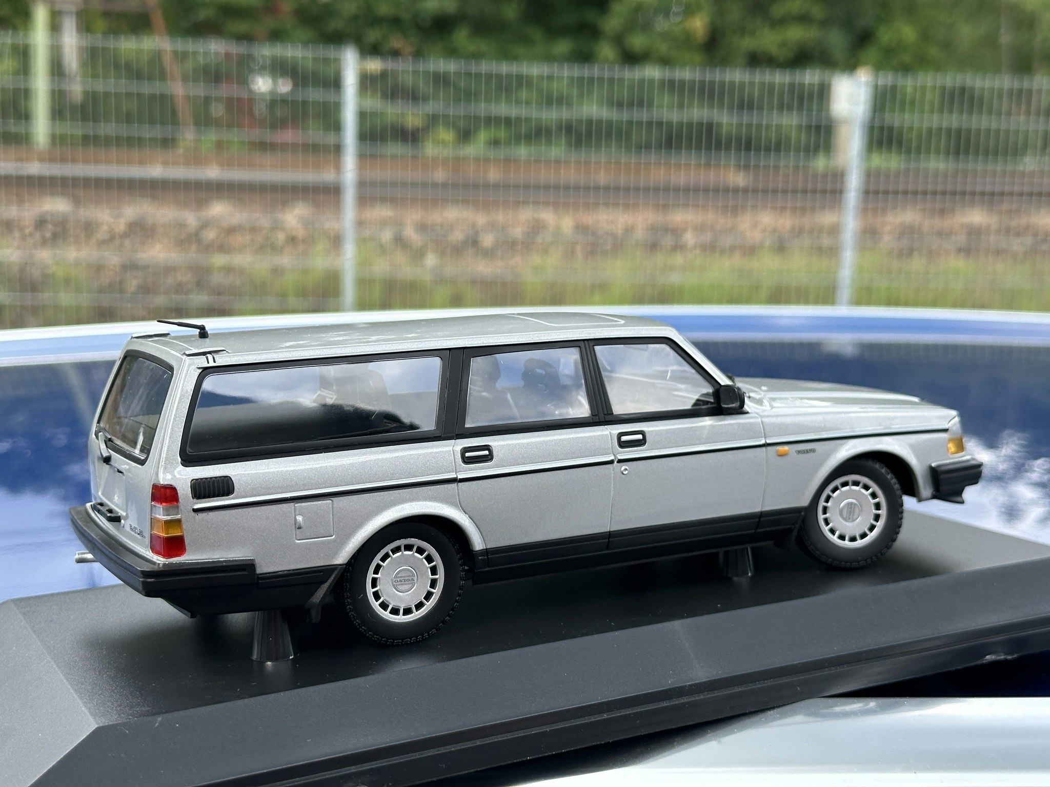 Skala 1/18 Volvo 240 GL Break (245) 1986 Silver fr Minichamps 1 of 414 pcs