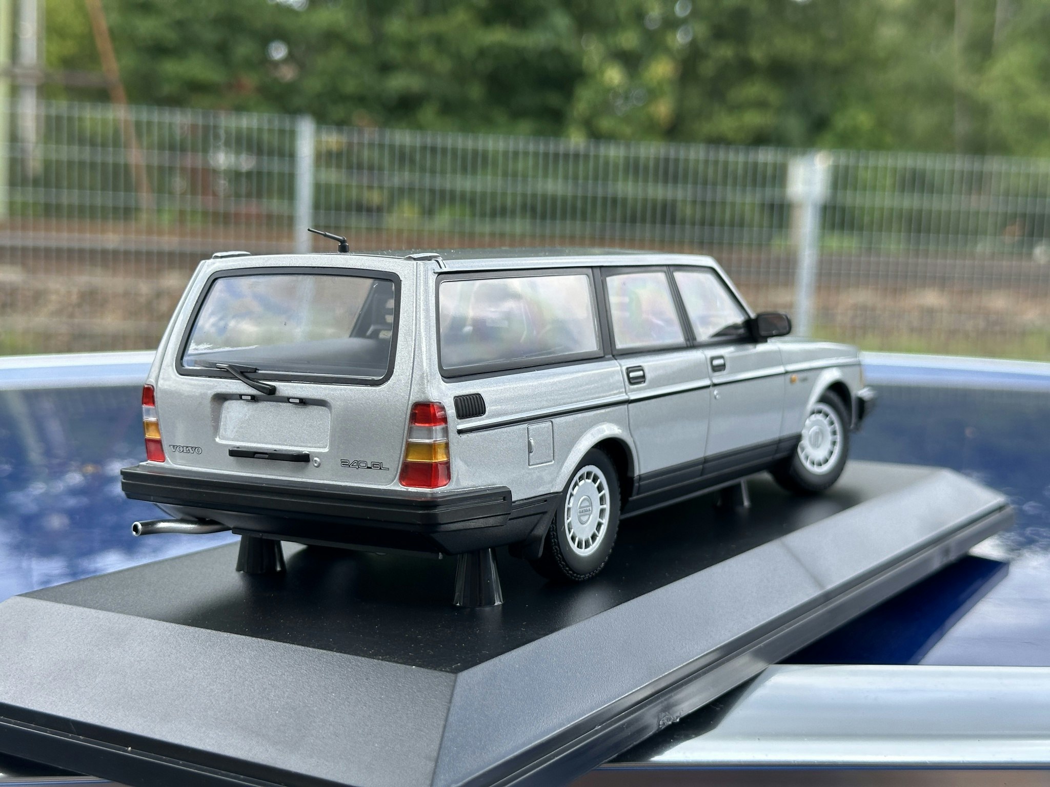 Skala 1/18 Volvo 240 GL Break (245) 1986 Silver fr Minichamps 1 of 414 pcs