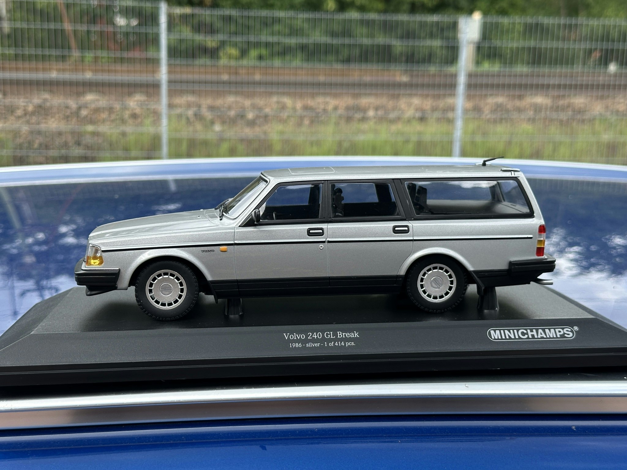Skala 1/18 Volvo 240 GL Break (245) 1986 Silver fr Minichamps 1 of 414 pcs