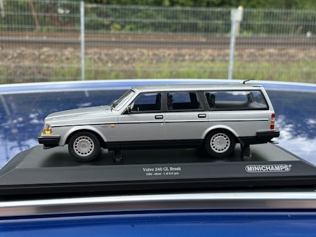 Skala 1/18 Volvo 240 GL Break (245) 1986 Silver fr Minichamps 1 of 414 pcs