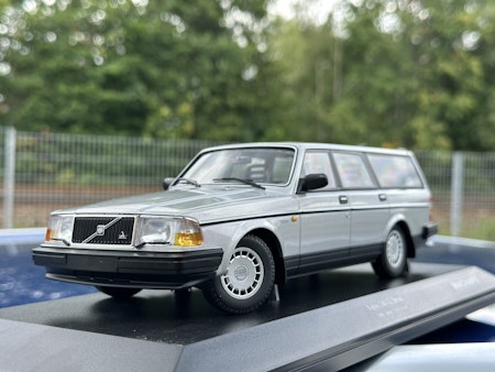 Skala 1/18 Volvo 240 GL Break (245) 1986 Silver fr Minichamps 1 of 414 pcs