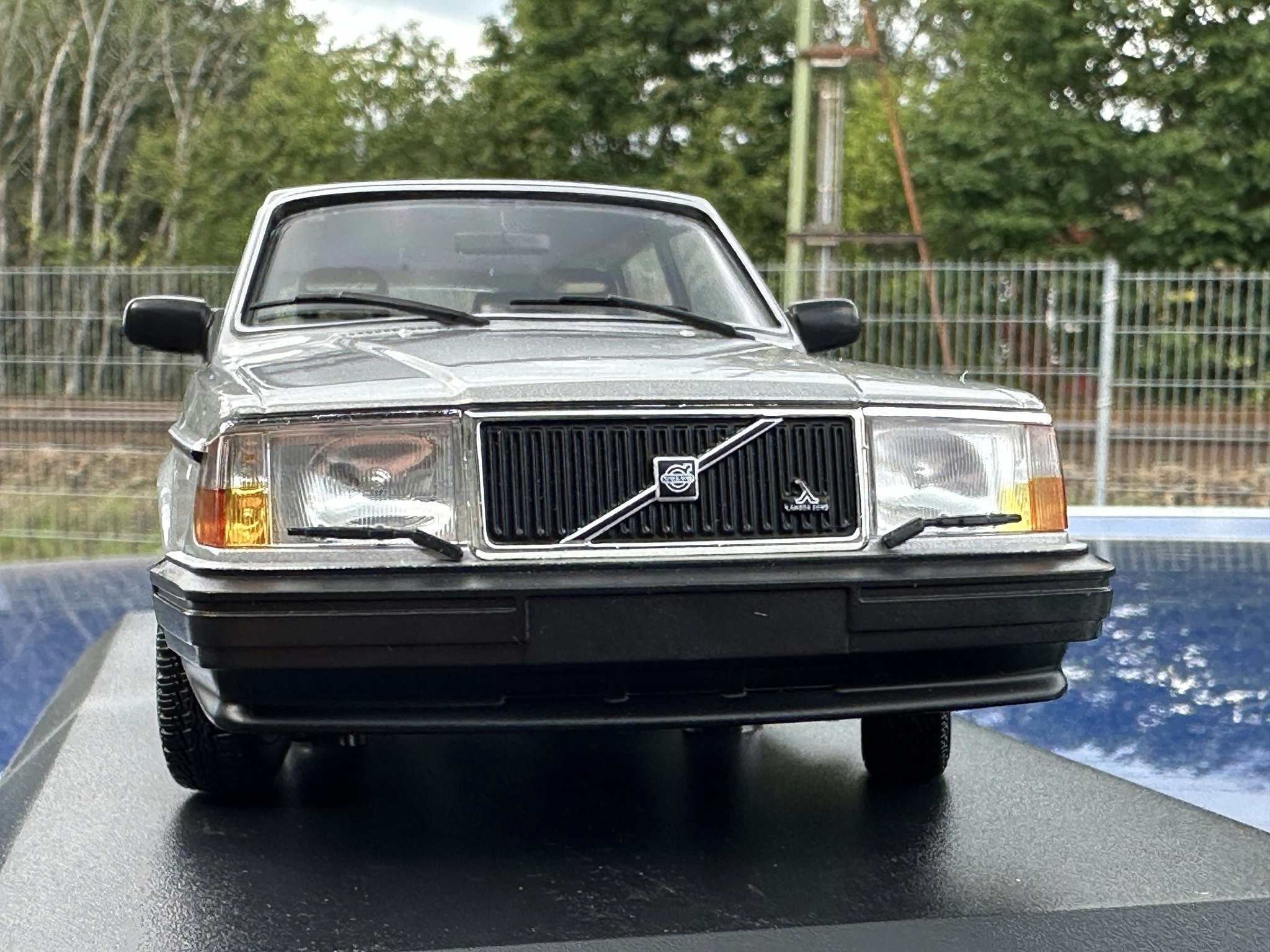Skala 1/18 Volvo 240 GL Break (245) 1986 Silver fr Minichamps 1 of 414 pcs