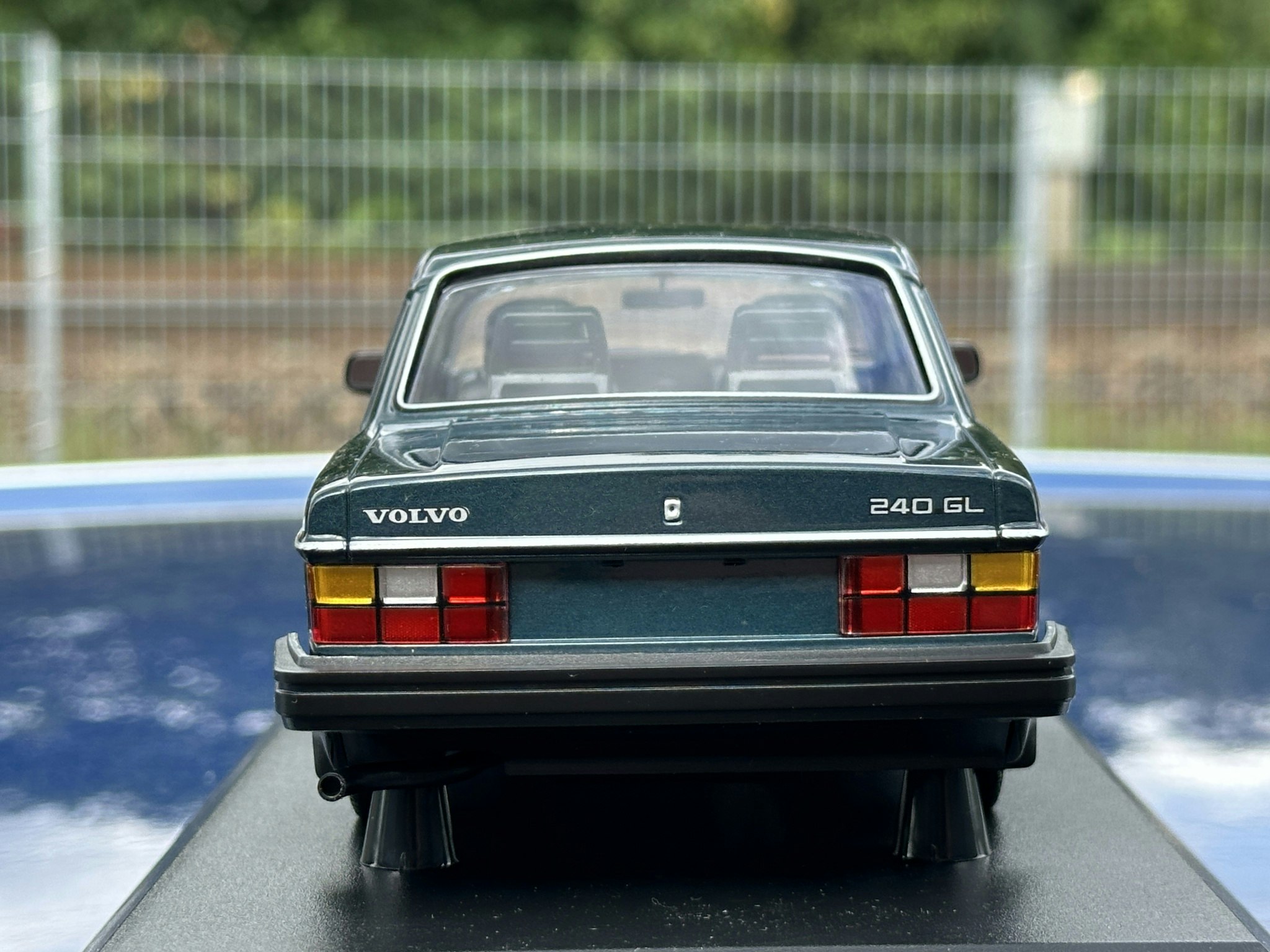 Skala 1/18 Volvo 240 GL (244) 1986 Dark green fr Minichamps 1 of 402 pcs
