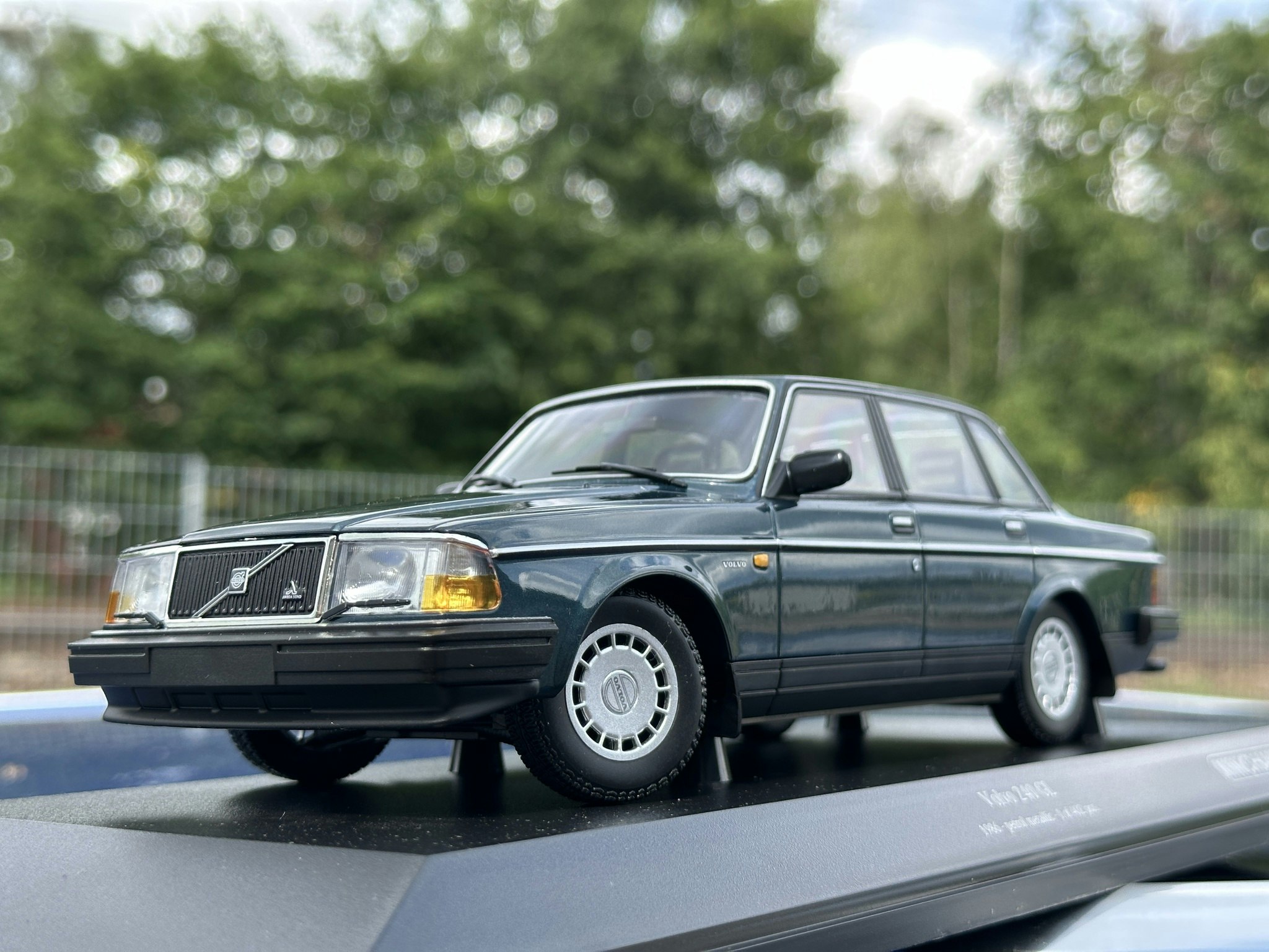 Skala 1/18 Volvo 240 GL (244) 1986 Dark green fr Minichamps 1 of 402 pcs