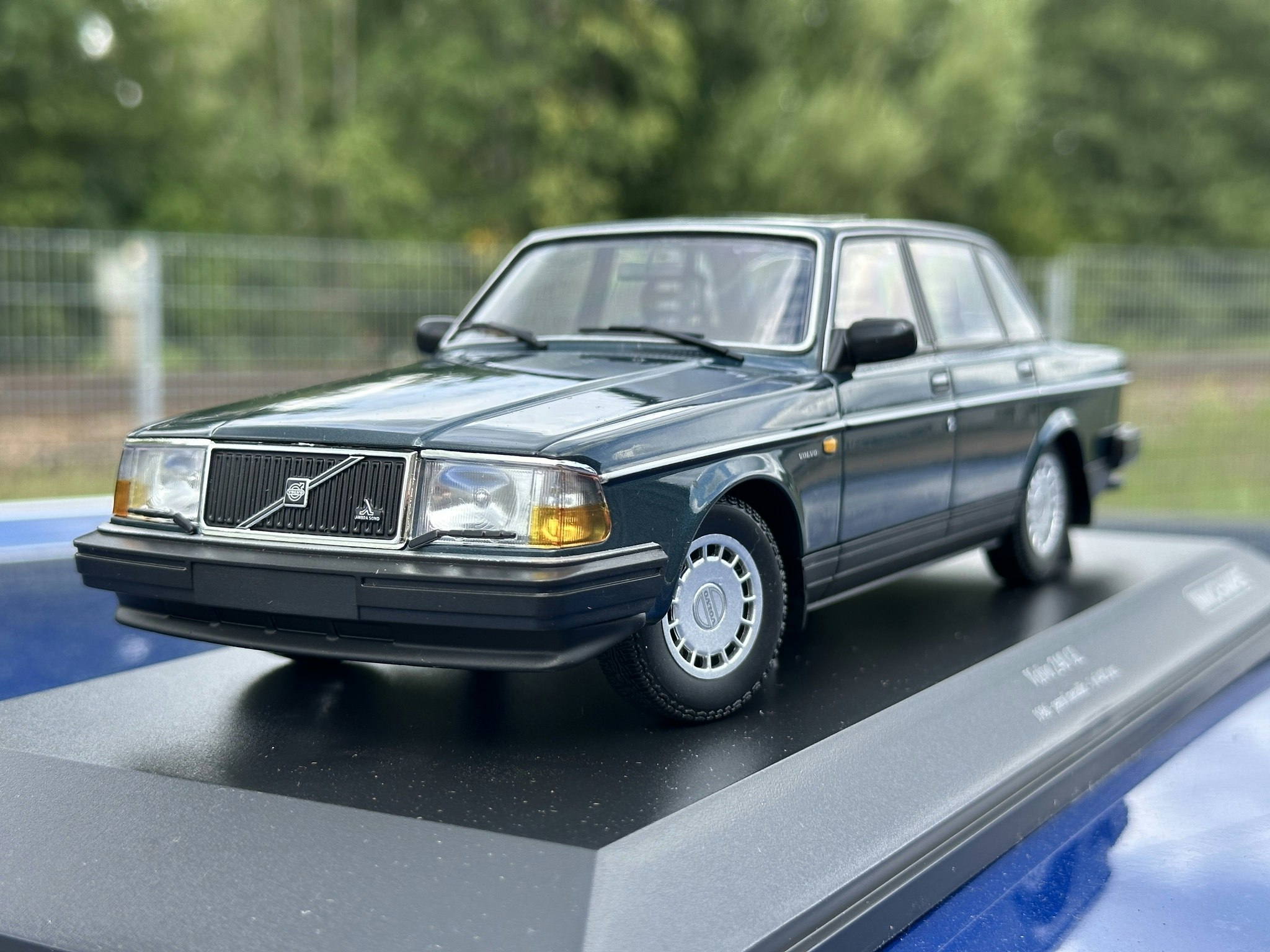 Skala 1/18 Volvo 240 GL (244) 1986 Dark green fr Minichamps 1 of 402 pcs