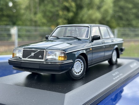 Skala 1/18 Volvo 240 GL (244) 1986 Dark green fr Minichamps 1 of 402 pcs